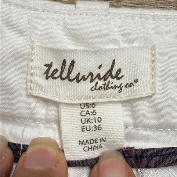 TELLURIDE Clothing Co Size 6 Stylish White Shorts with Maroon Whale Design - Picture 2 of 9